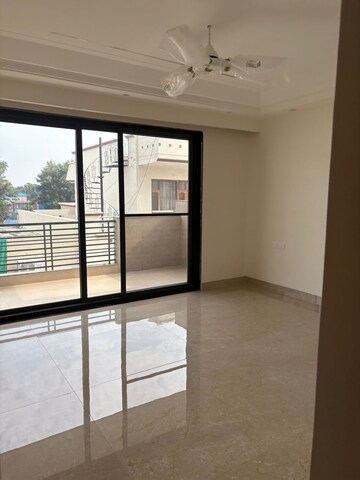 Room in 3 BHK Builder Floor at Sector 17 – for Rent