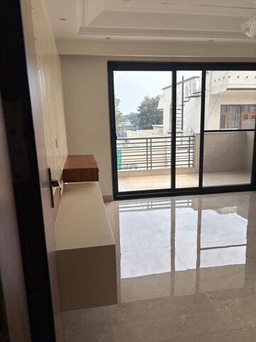 Room in 3 BHK Builder Floor at Sector 17 – for Rent