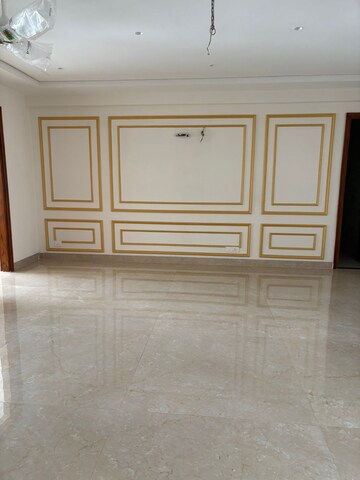 Room in 3 BHK Builder Floor at Sector 17 – for Rent