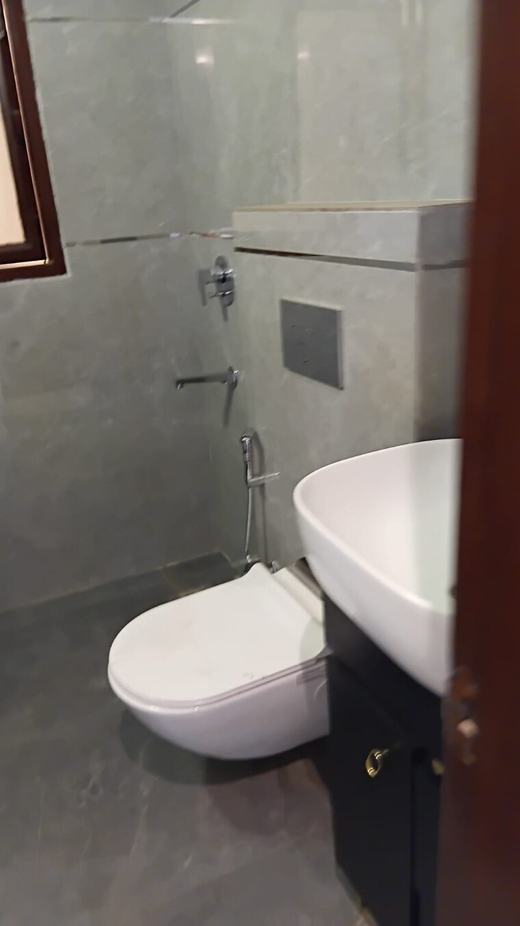 Bathroom, east of kailash 3 Bedroom 1450 Sq.Ft. Builder Floor In East Of Kailash Delhi 9077154