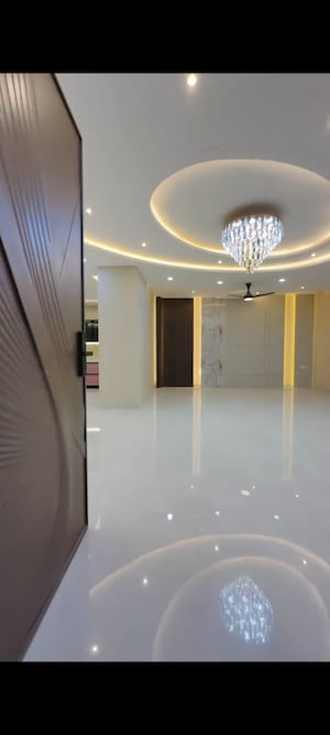 Building Lobby in 4 BHK Builder Floor at TDI The Retreat, Sector 89 – for Sale