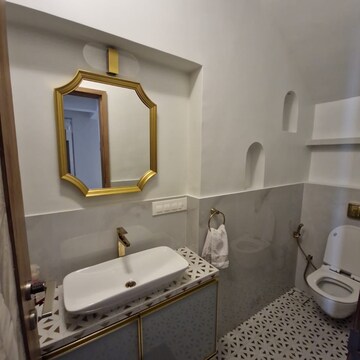 Attached Bathroom in 6+ BHK Independent House at Lokhandwala Premium Towers, Lokhandwala Complex – for Sale