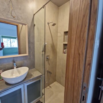Attached Bathroom in 6+ BHK Independent House at Lokhandwala Premium Towers, Lokhandwala Complex – for Sale