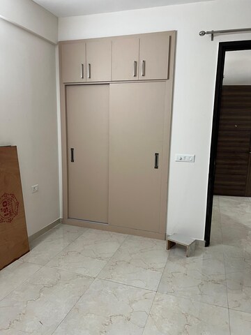 Room in 3.5 BHK Apartment at Smart World Gems, Sector 89 – for Rent
