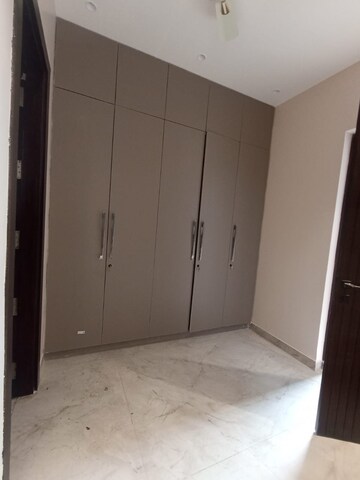 Room in 3 BHK Builder Floor at RWA Apartments Sector 72, Sector 72 – for Rent