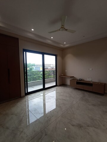 Room in 3 BHK Builder Floor at RWA Apartments Sector 72, Sector 72 – for Rent