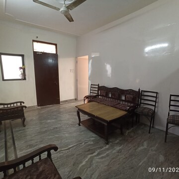 Living Room in 1.5 BHK Villa at Sector 21 – for Rent