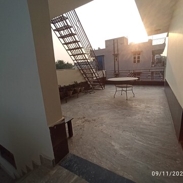 Living Room in 1.5 BHK Villa at Sector 21 – for Rent