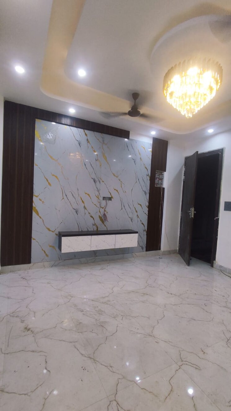 Room, sector 73 3 Bedroom 1350 Sq.Ft. Builder Floor In Sector 73 Noida 9077417
