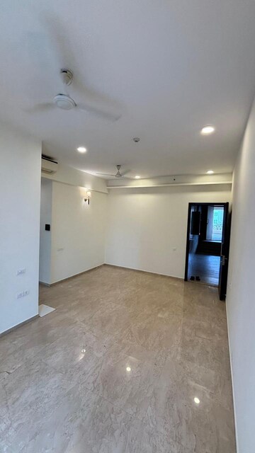 Room in 3 BHK Apartment at Hiranandani Atlantis, Powai – for Rent