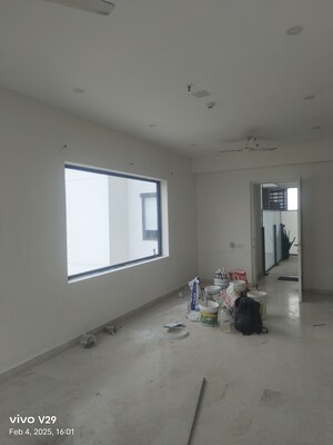 Room in 3 BHK Apartment at Karamvir Towers, Sector 52 – for Sale