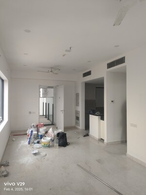 Room in 3 BHK Apartment at Karamvir Towers, Sector 52 – for Sale