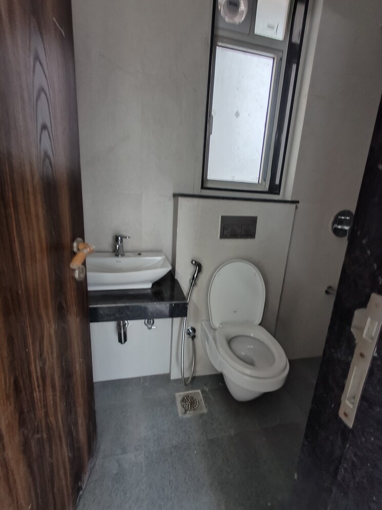 Attached Bathroom, sheth-zuri 1.5 Bedroom 530 Sq.Ft. Apartment In Laxmi Nagar Thane 9077683