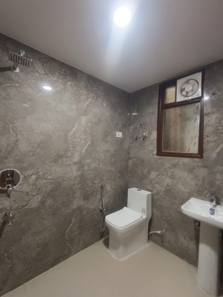 Bathroom, sultanpur 2 Bedroom 80 Sq.Yd. Builder Floor In Sultanpur Delhi 9077721