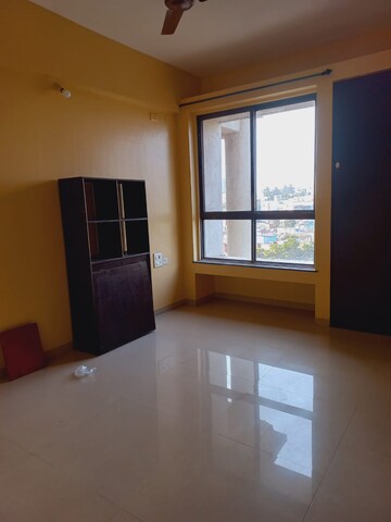 Room in 2 BHK Apartment at Mantra 29 Gold Coast, Tingre Nagar – for Rent