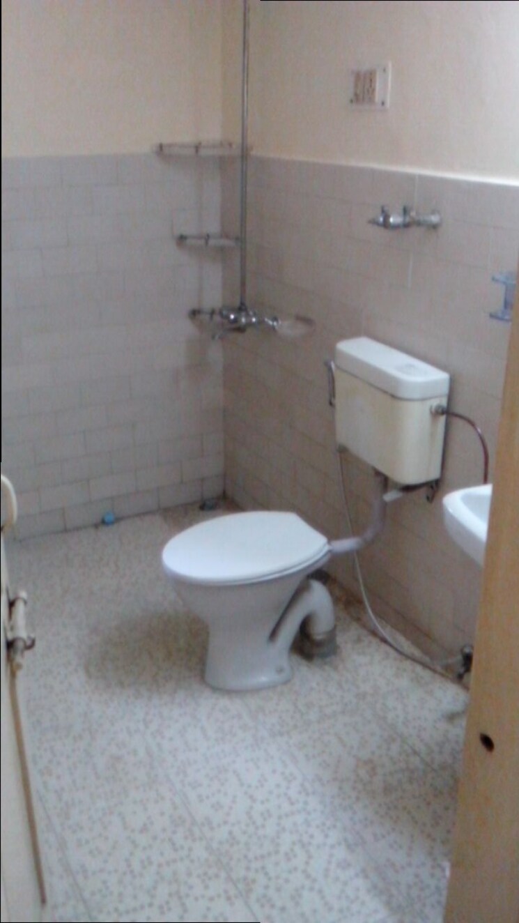 Bathroom, mayur vihar phase 1 3.5 Bedroom 1550 Sq.Ft. Apartment In Mayur Vihar Phase 1 Delhi 9077935