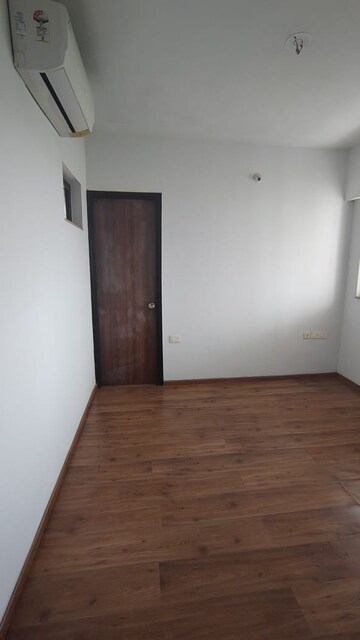 Room in 1.5 BHK Apartment at Lodha Lakeshore Greens, Dombivli East – for Rent