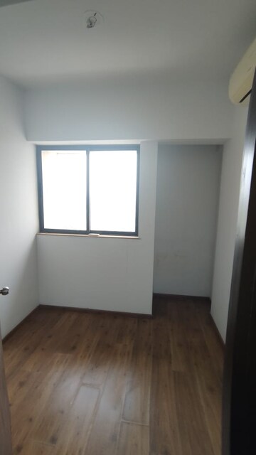 Room in 1.5 BHK Apartment at Lodha Lakeshore Greens, Dombivli East – for Rent
