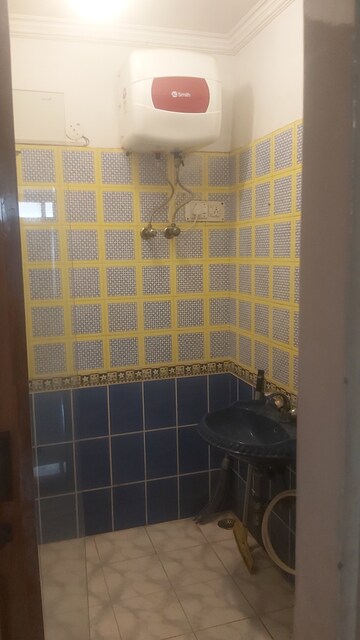 Attached Bathroom in 3.5 BHK Apartment at Mayur Vihar Phase 1 Extension – for Rent