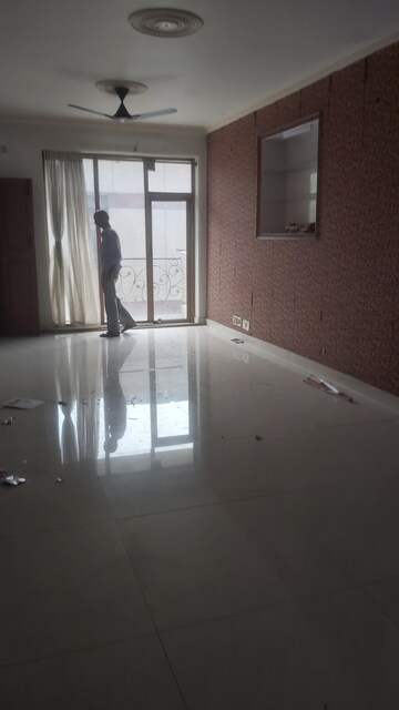 Bedroom in 3.5 BHK Apartment at Mayur Vihar Phase 1 Extension – for Rent