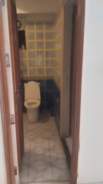 Furnished Amenities in 3.5 BHK Apartment at Mayur Vihar Phase 1 Extension – for Rent
