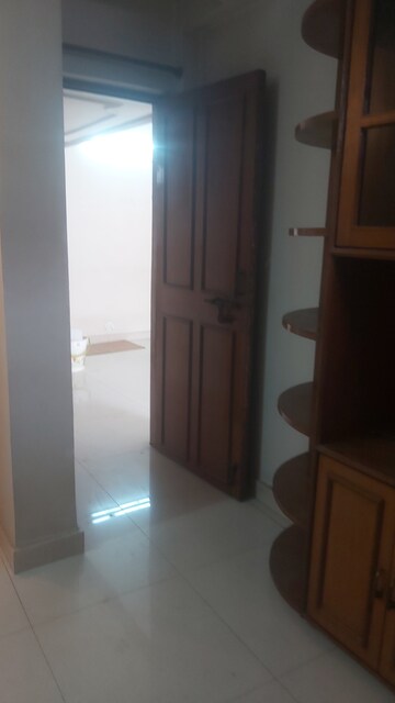 Furnished Amenities in 3.5 BHK Apartment at Mayur Vihar Phase 1 Extension – for Rent