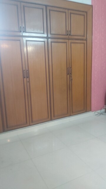 Room in 3.5 BHK Apartment at Mayur Vihar Phase 1 Extension – for Rent