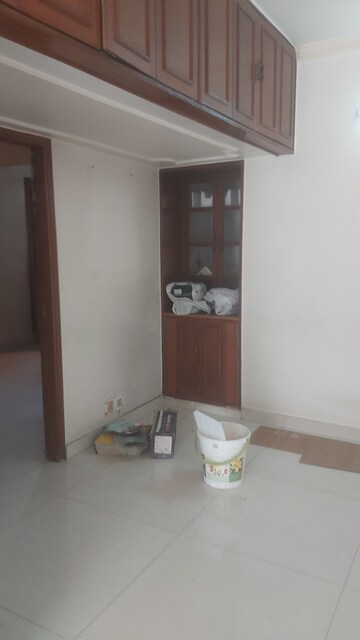 Furnished Amenities in 3.5 BHK Apartment at Mayur Vihar Phase 1 Extension – for Rent