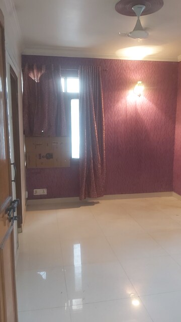 Room in 3.5 BHK Apartment at Mayur Vihar Phase 1 Extension – for Rent