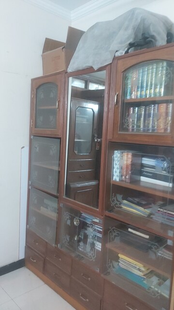 Furnished Amenities in 2.5 BHK Builder Floor at Mayur Vihar – for Rent