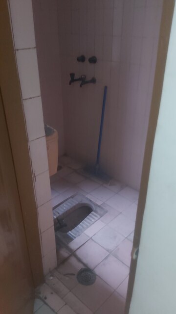 Furnished Amenities in 2.5 BHK Builder Floor at Mayur Vihar – for Rent