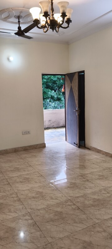 Room in 2 BHK Independent House at RWA Apartments Sector 52, Sector 52 – for Rent