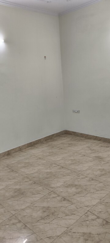 Room in 2 BHK Independent House at RWA Apartments Sector 52, Sector 52 – for Rent