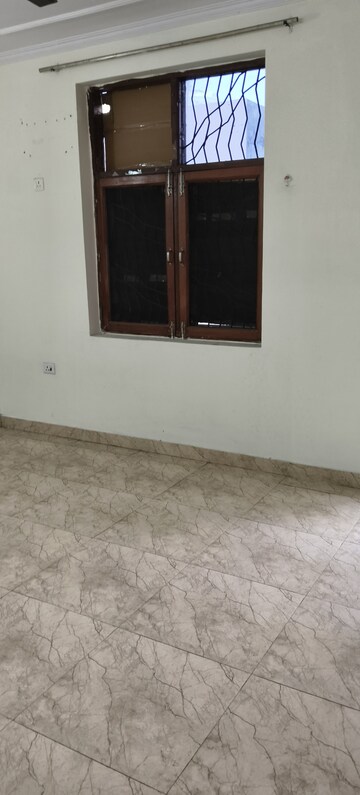Room in 2 BHK Independent House at RWA Apartments Sector 52, Sector 52 – for Rent