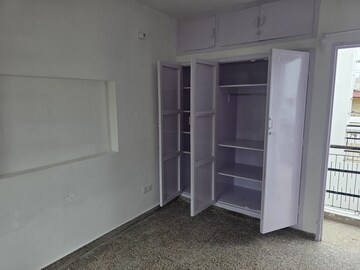 Room in 2 BHK Builder Floor at Sector 27 – for Rent