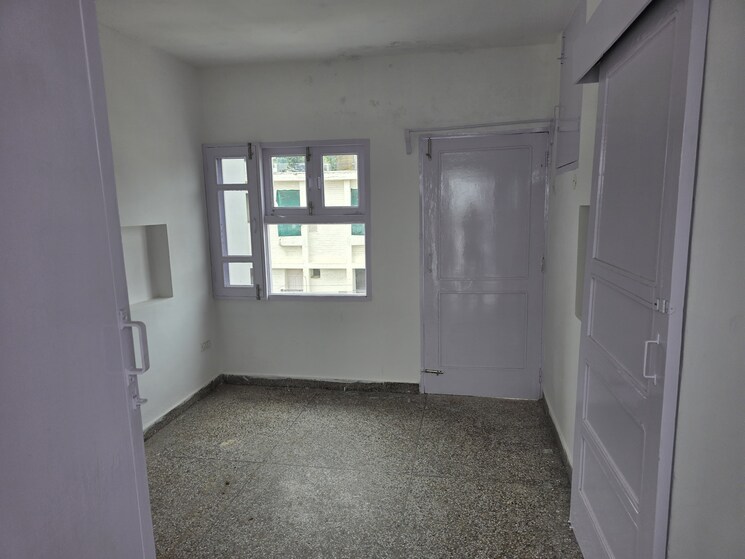 Room, sector 27 2 Bedroom 1500 Sq.Ft. Builder Floor In Sector 27 Chandigarh 9078156