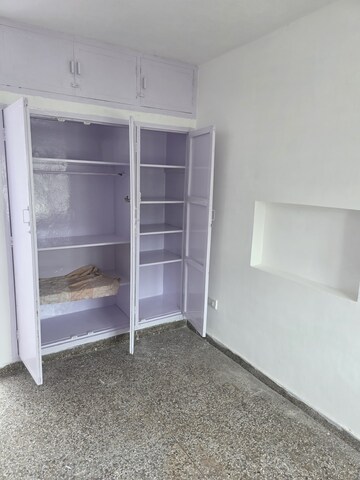 Room in 2 BHK Builder Floor at Sector 27 – for Rent
