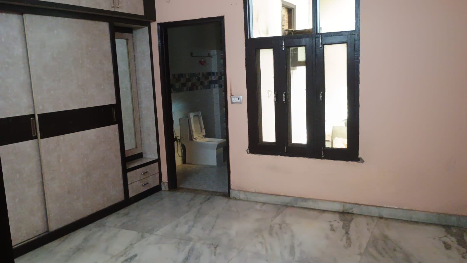 2 BHK 200 Sq.Mt. Villa in RWA Apartments Sector 121
