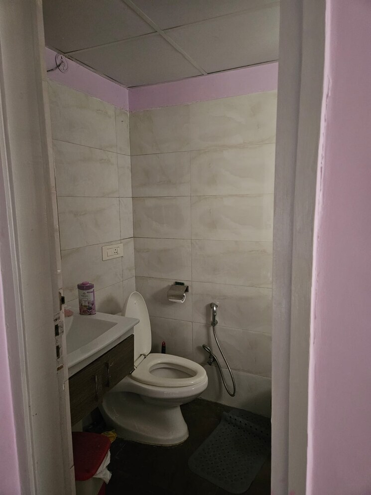 Bathroom, tulip-violet 3 Bedroom 1578 Sq.Ft. Apartment In Sector 69 Gurgaon 9078175