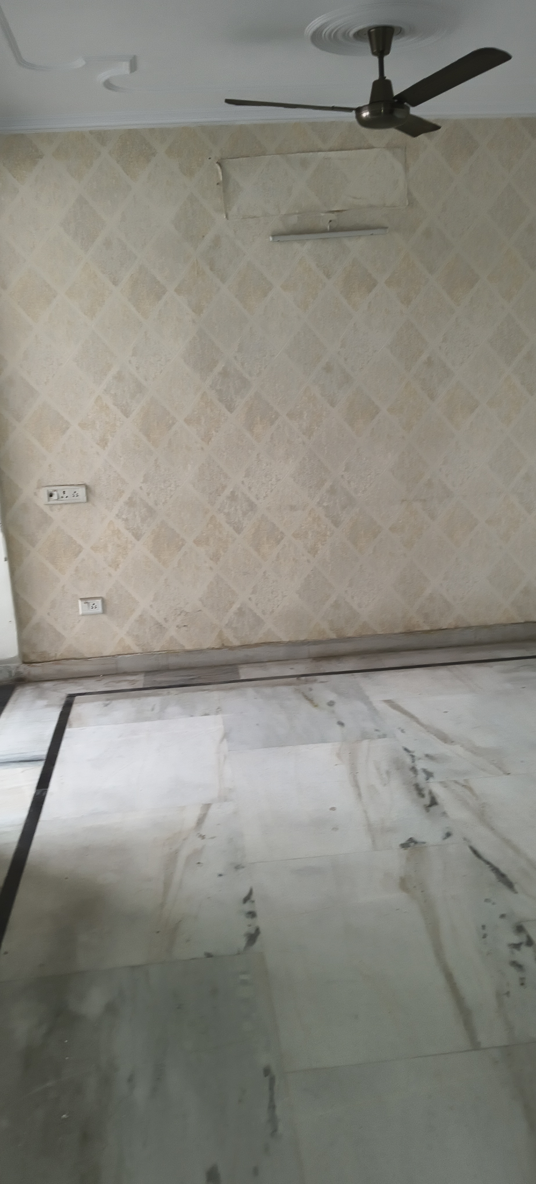 4 BHK + Servant Room 2200 Sq.Ft. Apartment in Royal Towers Noida