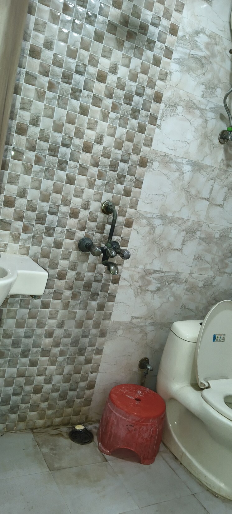 Bathroom, royal-towers-noida 4 Bedroom 2200 Sq.Ft. Apartment In Sector 61 Noida 9078196