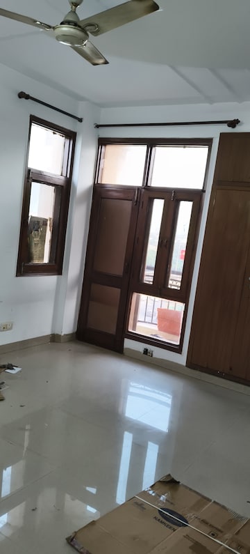 Furnished Amenities in 4 BHK Apartment at Royal Towers Noida, Sector 61 – for Rent