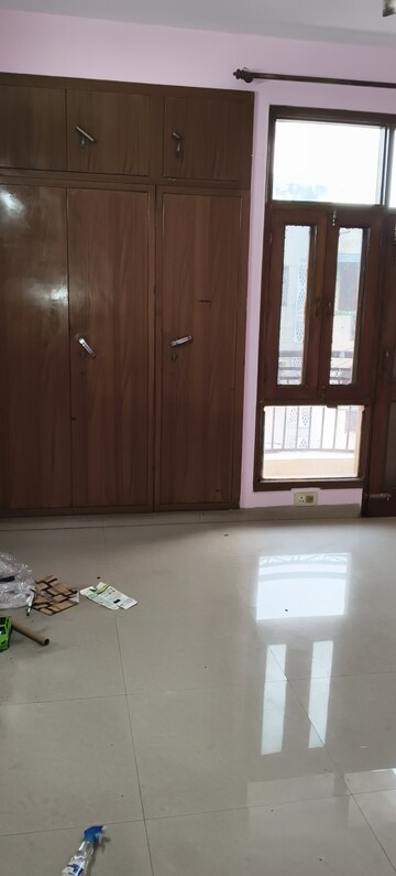 Room in 4 BHK Apartment at Royal Towers Noida, Sector 61 – for Rent