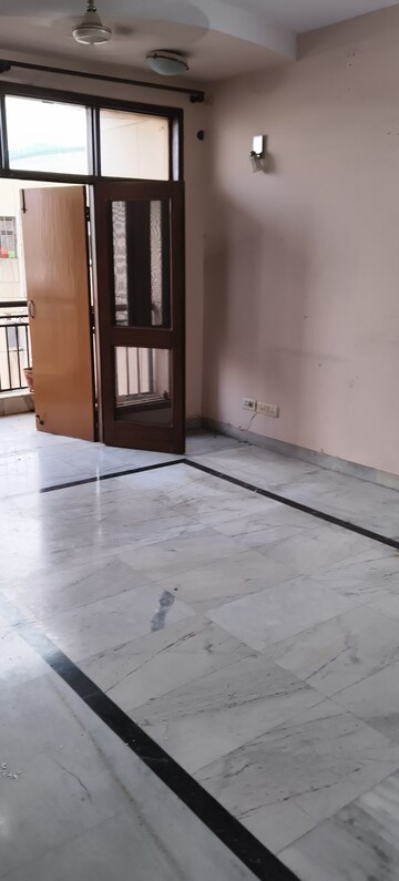 Room in 4 BHK Apartment at Royal Towers Noida, Sector 61 – for Rent