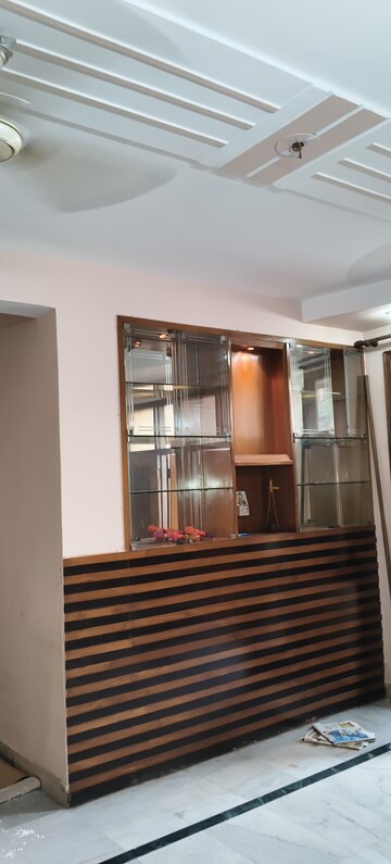 Room in 4 BHK Apartment at Royal Towers Noida, Sector 61 – for Rent