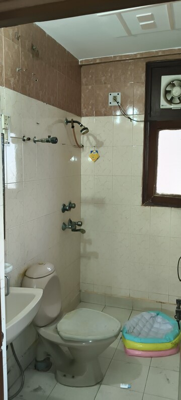 Bathroom in 4 BHK Apartment at Royal Towers Noida, Sector 61 – for Rent