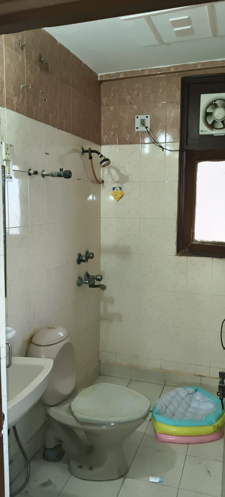 Bathroom, royal-towers-noida 4 Bedroom 2200 Sq.Ft. Apartment In Sector 61 Noida 9078196