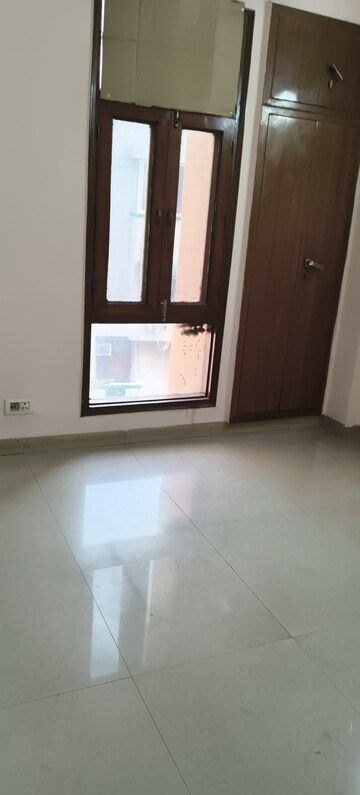 Room in 4 BHK Apartment at Royal Towers Noida, Sector 61 – for Rent