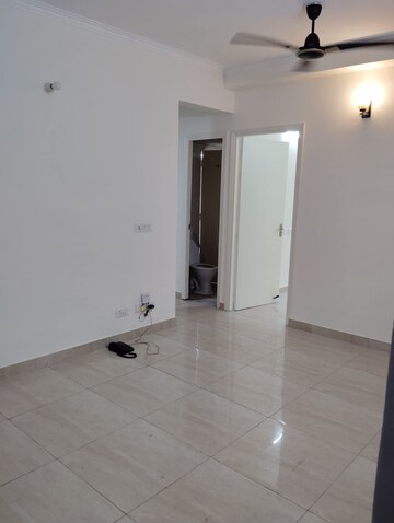 Room in 3 BHK Apartment at Gaur City 2 - 14th Avenue, Sector 16c Greater Noida – for Rent