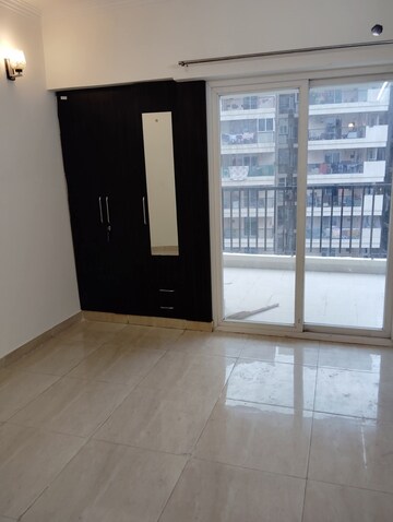 Room in 3 BHK Apartment at Gaur City 2 - 14th Avenue, Sector 16c Greater Noida – for Rent